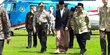 Gaya unik Jokowi kenakan sarung saat tiba di Pekalongan