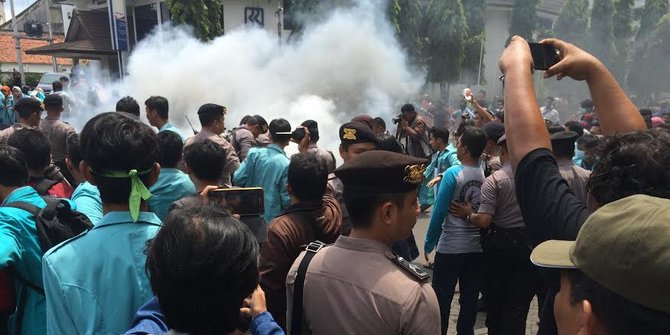 Tuntut Jokowi mundur, demo mahasiswa depan Balai Kota Solo ricuh