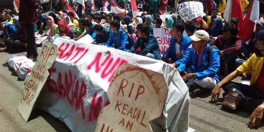 Bawa keranda dan pocong, mahasiswa Semarang demo tolak semen Rembang