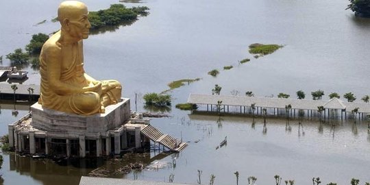 Banjir di Thailand tewaskan 21 orang dan menghancurkan pabrik karet