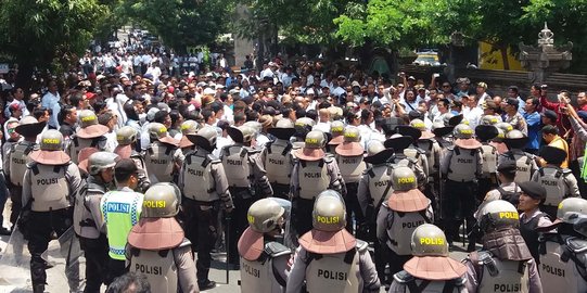 Geram pembunuh rekan divonis ringan, Laskar Bali kepung PN Gianyar