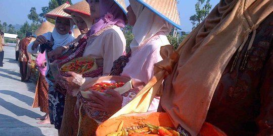 dari daerah kelebihan pasokan