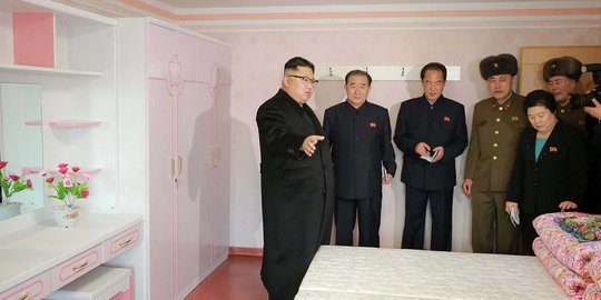 Gaya Kim Jong-un saat berkunjung ke asrama buruh dan pabrik selimut