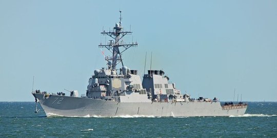 Kapal perang AS 'hadiahi' tiga tembakan ke kapal militer Iran