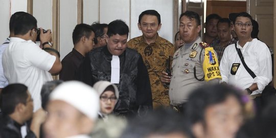 Tiba di lokasi sidang, Ahok diam seribu bahasa