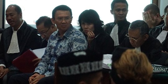 Ekspresi Ahok dengar keterangan saksi JPU di sidang lanjutan