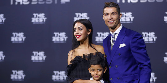 Kemesraan Cristiano Ronaldo dan pacar baru di FIFA Awards 2016