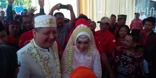 Ultah ke-44 PDIP, ribuan kader arak pernikahan Whisnu di Surabaya