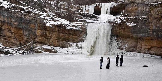 Cuaca ekstrem, air terjun di Kosovo membeku