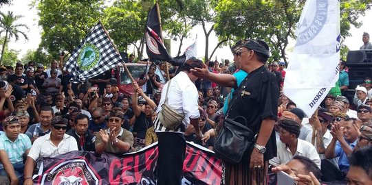 Ratusan massa di Bali blokir jalan tuntut taksi online ditutup