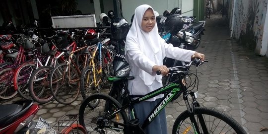 Demi pendidikan, Okti rela bersepeda sejauh 25 km setiap hari