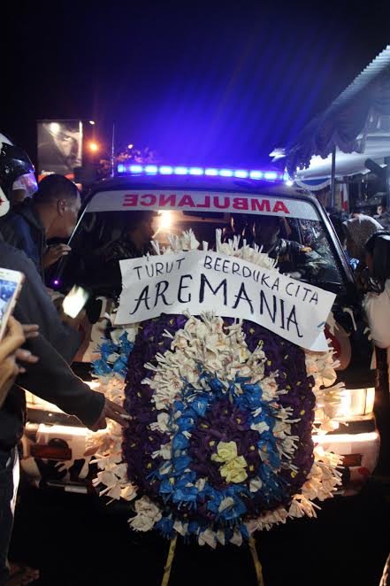 jenazah kiper arema fc achmad kurniawan diberangkatkan ke jakarta