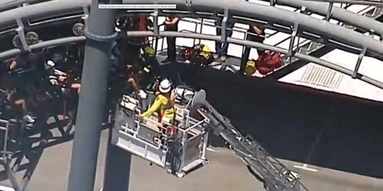 Penyelamatan dramatis wisatawan terjebak di puncak roller coaster