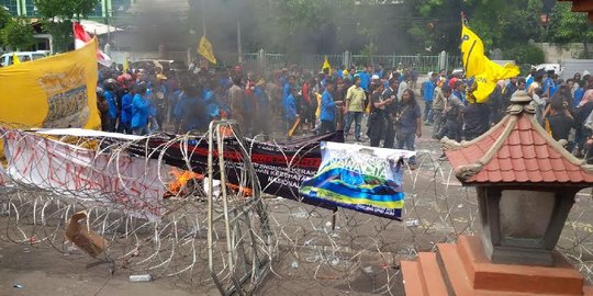 Jokowi dianggap gagal, mahasiswa PMII salat gaib dan bakar keranda
