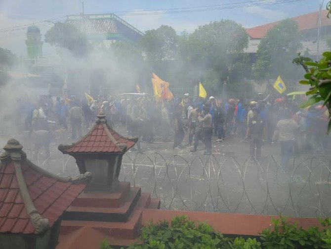ratusan mahasiswa pmii demo jokowi di surabaya