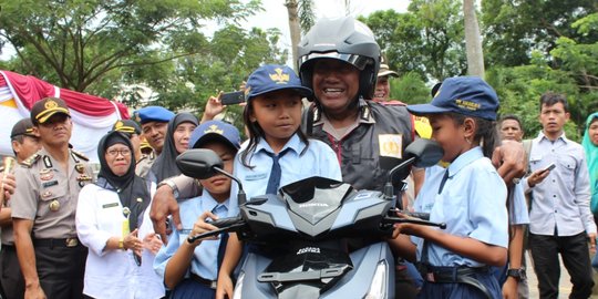 Pensiun sebagai polisi, Bripka Arifin ditangisi anak-anak SD