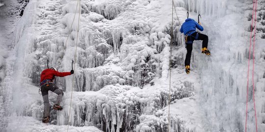 Uji adrenalin memanjat air terjun beku di Metabief