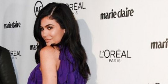 Pose seksi Kylie Jenner dalam balutan gaun ungu