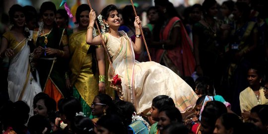 Intip wanita-wanita cantik India rayakan festival panen Tamil