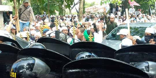 Hadir di Polda Jabar, Habib Rizieq disambut takbir ribuan pendukung