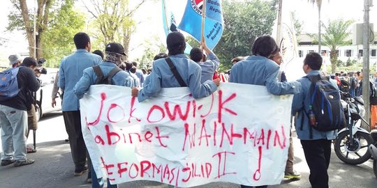 Demo harga naik, mahasiswa jalan mundur dari Gedung Sate-DPRD Jabar