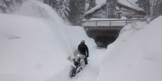 Parahnya salju di Nevada kubur rumah warga