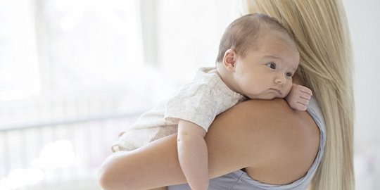 Mengapa kita menggendong bayi selalu di sisi kiri?