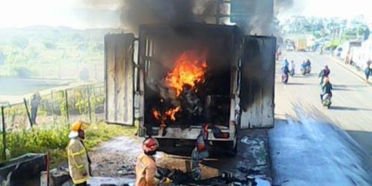 Sedang menuju Semarang, truk muatan AC terbakar di Purwakarta