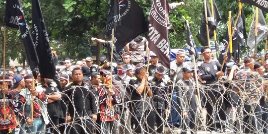 Kubu pro kontra Habib Rizieq sempat 'memanas' di depan Mapolda Jabar