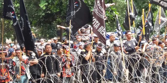 Ada massa pro-kontra Rizieq, lalin depan Polda Jabar contra flow