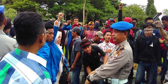 Demo di Makassar, mahasiswa dan polwan saling tarik ban bekas