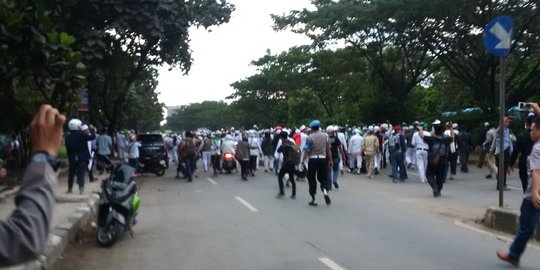 Dibubarkan petugas, massa FPI malah berusaha masuk Mapolda Jabar