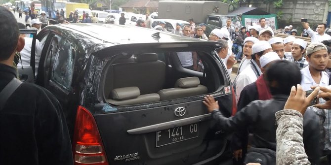 Kericuhan usai Habib Rizieq diperiksa 1 mobil  pendukung 