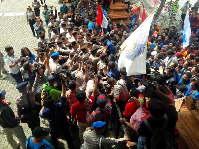 demo bem di surabaya