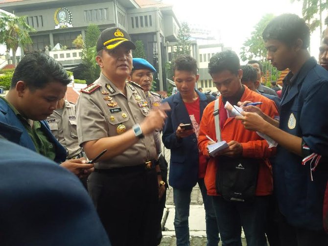 demo bem di surabaya