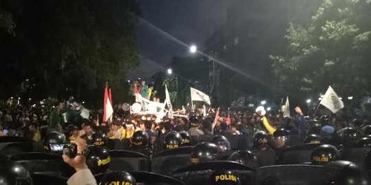 Tak ditemui Jokowi, mahasiswa masih demo Jalan Merdeka Barat