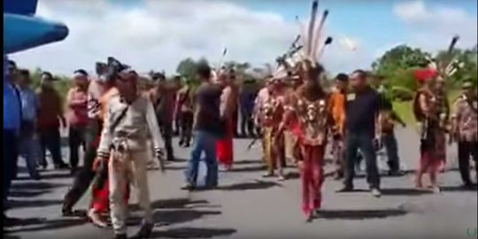 Warga Dayak Sintang tolak kedatangan Sekjen MUI di bandara