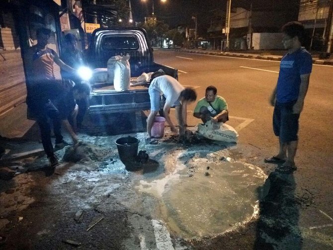 komunitas jogja nyah nyoh tambal jalan berlubang