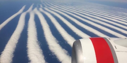 Menakjubkan, barisan awan indah ini pukau para penumpang pesawat
