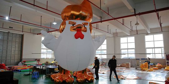 Ayam karet berwajah Trump ini disiapkan untuk meriahkan Imlek China