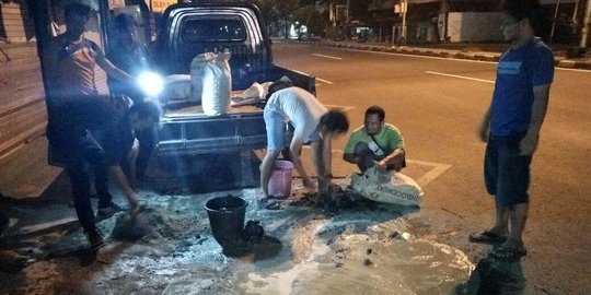 Cerita Jogja Nyah Nyoh penambal jalan, dikepung warga & dikasih uang