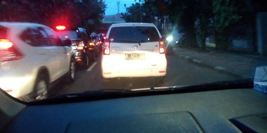 Macet parah, polisi arahkan mobil Anies Baswedan masuk jalur busway