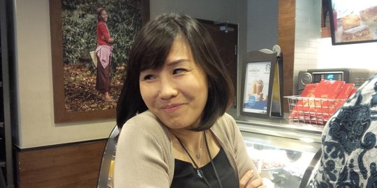 Senyum manis Veronica semangati Ahok di acara debat Cagub DKI