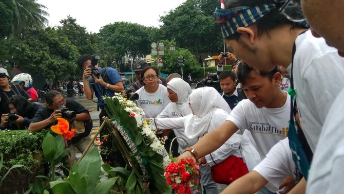 tabur bunga peringati setahun bom thamrin