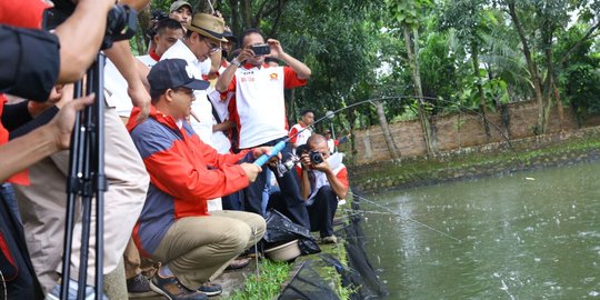 Mancing bersama relawan, Anies janji akan siapkan kolam bagi warga