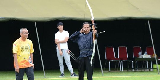 Mau ikut kejuaraan, Jokowi latihan memanah di Bogor