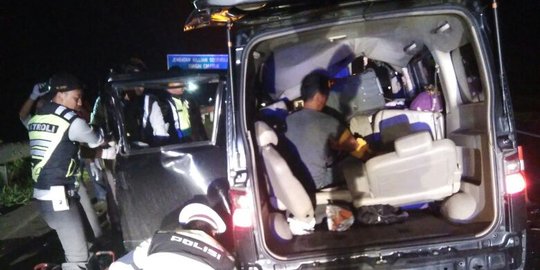 Luxio tabrak truk tronton di Tol Cipali, 7 orang tewas