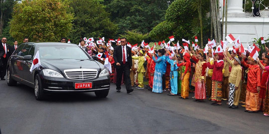 Shinzo Abe senang datang ke Indonesia disambut anak-anak dan Rusa