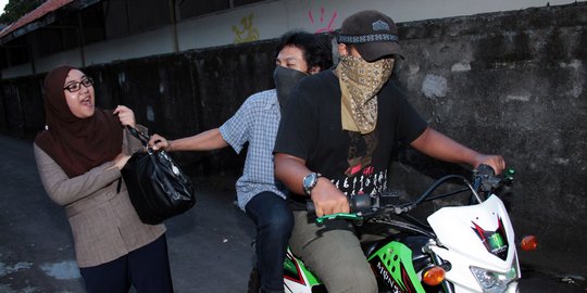 Menjambret depan polisi, 2 ABG babak belur dihajar massa