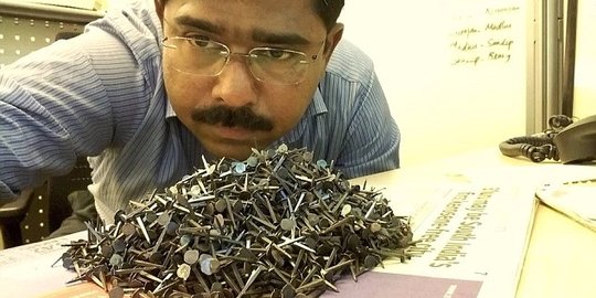 Selama 5 tahun, pria ini berhasil kumpulkan 50 kg ranjau paku